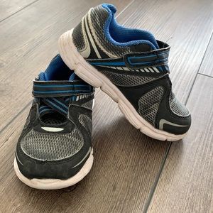 Toddler boys sz. 8 Velcro tennis shoes